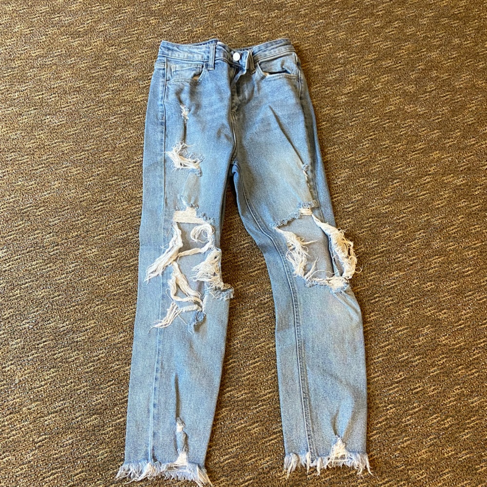 Boutique jeans!! Amazing fit!! Stretchy and comfortable to wear around!